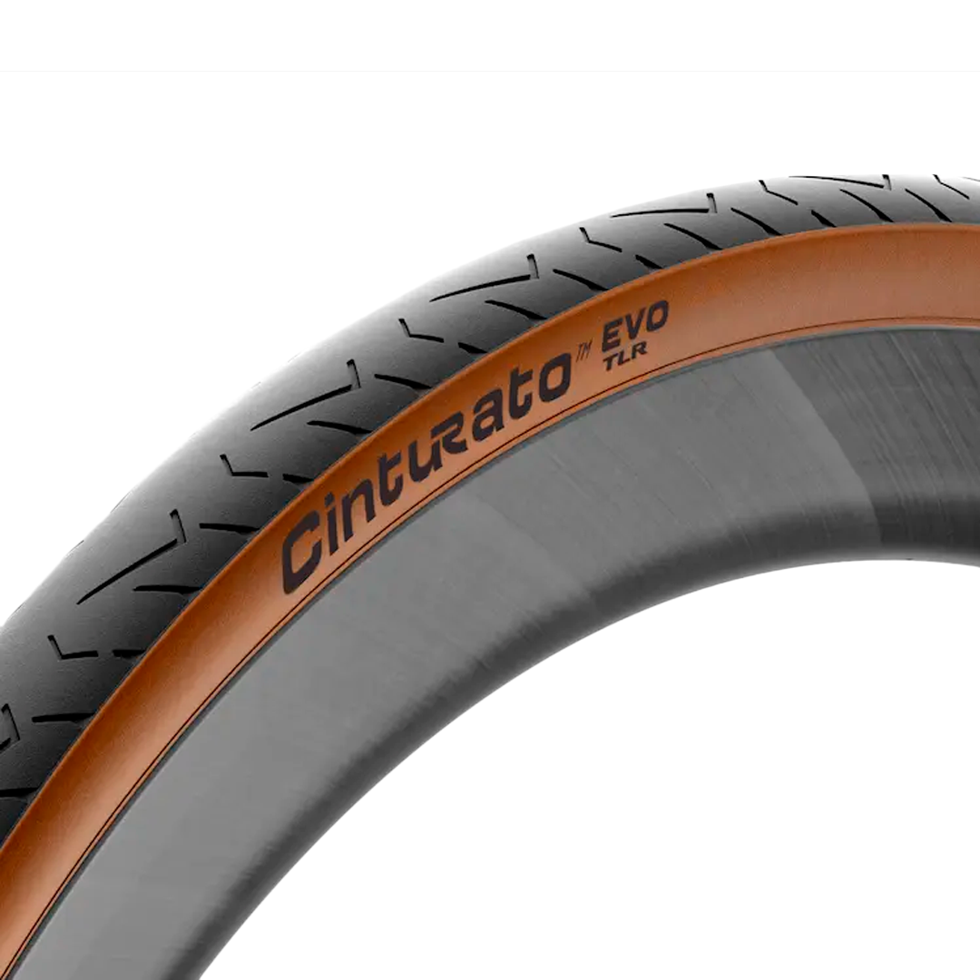 Pneu de bicicleta de estrada e gravel Pirelli Cinturato EVO Tubeless Ready versão Classic (marrom) visto de frente em fundo branco.